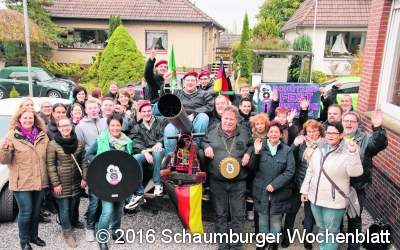Jetzt hängt auch eine schwarze Scheibe am Haus