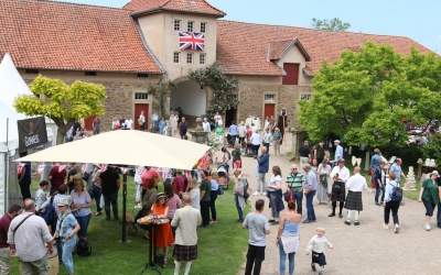 Hundemeute, Dudelsack-Klang und Fish & Chips