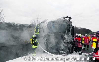 Lkw brennt auf der Autobahn
