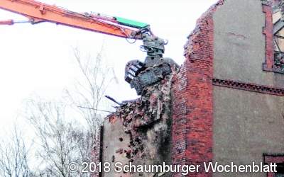 Großer Bagger reißt den Wasserturm ein