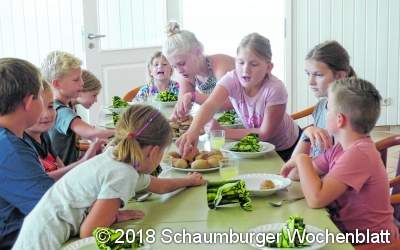 Kinder kochen Käsecremesuppe und viele leckere Apfeltaschen