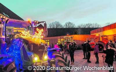 Festlich geschmückte Trecker
fahren durch die Stadt