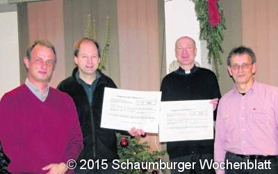 Dorfgemeinschaft übergibt Spende an Kirchen