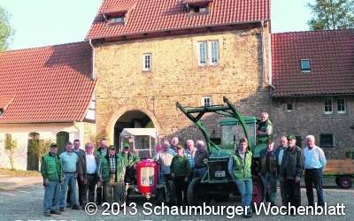 Hundert Schlepper auf der Wiese