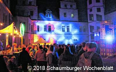 Innenstadt glüht und pulsiert bis spät in die Nacht