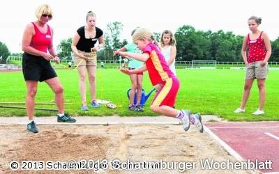 Junge Sportler springen, laufen und rutschen
