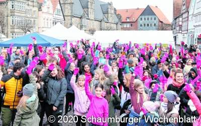 Bunter Protest gegen Gewalt an Frauen