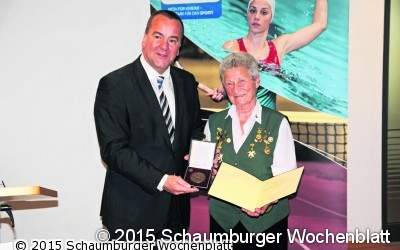 Hannelore Hoeft erhält die Niedersächsische Sportmedaille