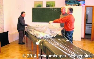 Prüferin gibt 
