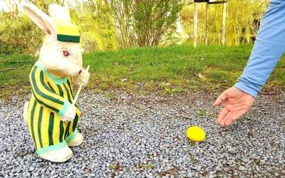 Osterlachen und Ostereierwettrollen
