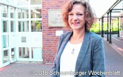 Die bereits vorhandenen Fäden aufnehmen und anschließend miteinander verknüpfen