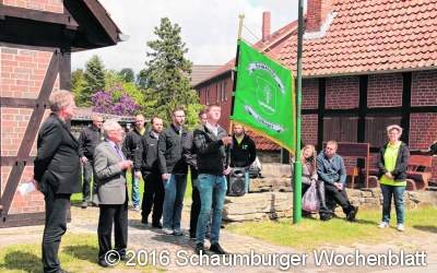 Pastor weiht neue Auhagen-Standarte