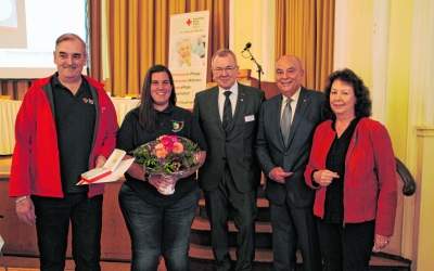 Für die Menschen in der Region da sein Jahreshauptversammlung des DRK-Kreisverbandes Schaumburg / Besondere Ehrungen LANDKREIS/BÜCKEBURG (nh). Gemeinsam mit zahlreichen Mitgliedern hat der DRK-Kreisverband Schaumburg bei seiner Jahreshauptversammlung im G