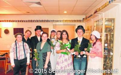 Schüler spielen vor Senioren