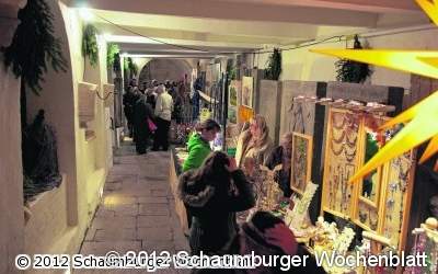 Adventsmarkt und Basar vor einer imposanten Kulisse