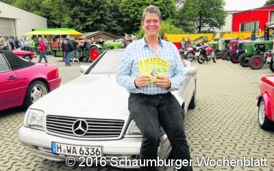 Oldtimer präsentieren sich vor der Stadtkirche