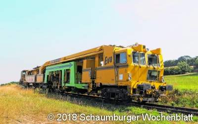 Die Stopfmaschine rollt über die Strecke