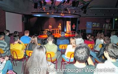 Theateraufführung mit Hintergrund
