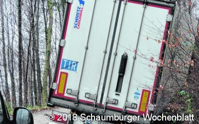 Sattelzug steckt im Deister fest