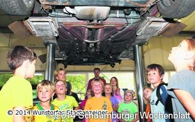 Maxi-Kinder schauen unter die Motorhaube