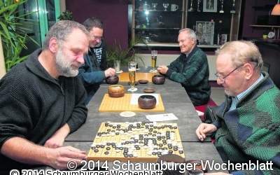 Ringen um einen Haufen Steine