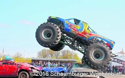 Monstertrucks zeigen Stunts