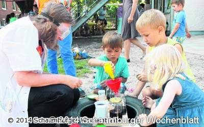 Kindergartenforscher experimentieren eifrig