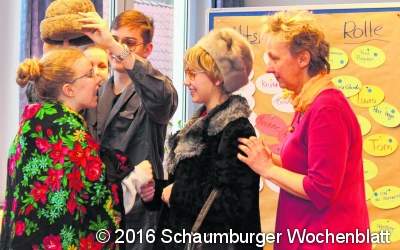 Theaterproben mit Händen, Füßen und Masken