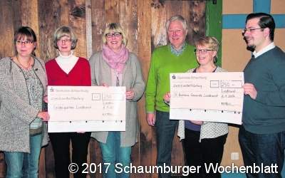Der Chor Rhythm & Joy verteilt Spenden