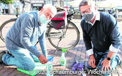 Der Synagogenverein reinigt die Stolpersteine