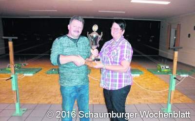 Holger Riedemann holt den Schützenhauspokal