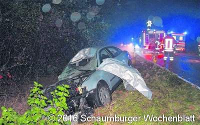 Autofahrer kollidiert mit einem Traktor