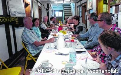 Beim Frühstück gibt es neue Mitglieder
