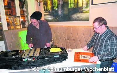 Ob nun live oder nicht, in den Kneipen ist es brechend voll