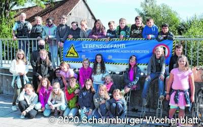 Schüler hängen Warnung auf