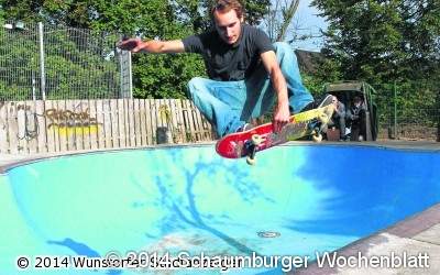 Ein Pool lädt zum Fliegen ein