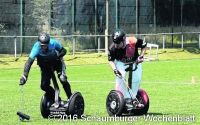 Elektro-Polo auf zwei Rädern