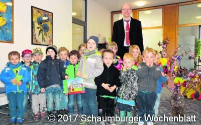 Kinder schmücken den Osterstrauß