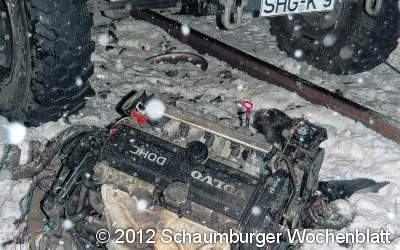 Zug rammt Auto auf einem Bahnübergang