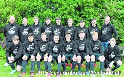 Nachwuchsfußballer in neuen Aufwärm-Shirts