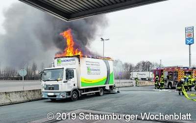 Flammen schlagen aus Lastwagen