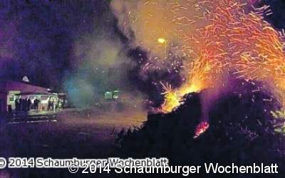 Großes Tannenbaumfeuer im Regen