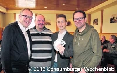 Nachwuchszauberer  Simon zeigt Kartentricks