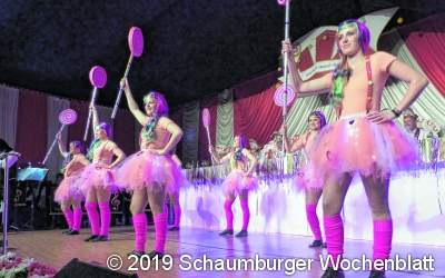 Auf der Bühne mit Lollis und leuchtenden Röckchen