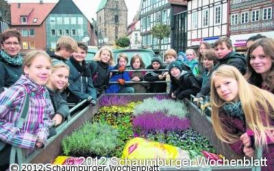 Schüler greifen zur Schaufel und verschönern die Innenstadt Blumenfachgeschäft Roy und andere Gärtnereien sponsern Pflanzen