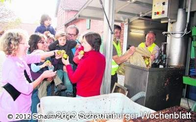 Kinder bringen Äpfel zum Mosten