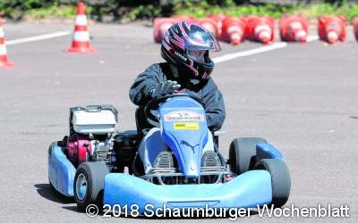 Rasanter Ferienspaß hinter dem Kart-Lenkrad