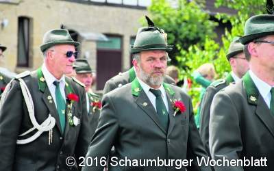 Strahlende Majestäten grüßen Schützenvolk