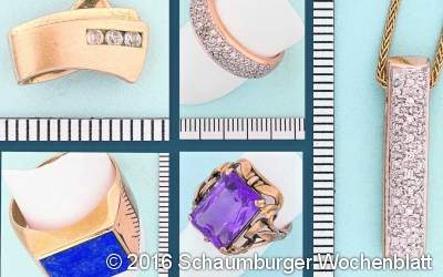 Vier Ringe, drei Ketten und ein Anhänger