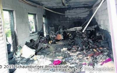 Flammen zerstören Garage in Pohle